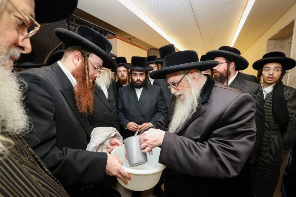 חיזוק ומטבעות לחנוכה: האדמו"ר מצאנז ביקר בבית לפליטות