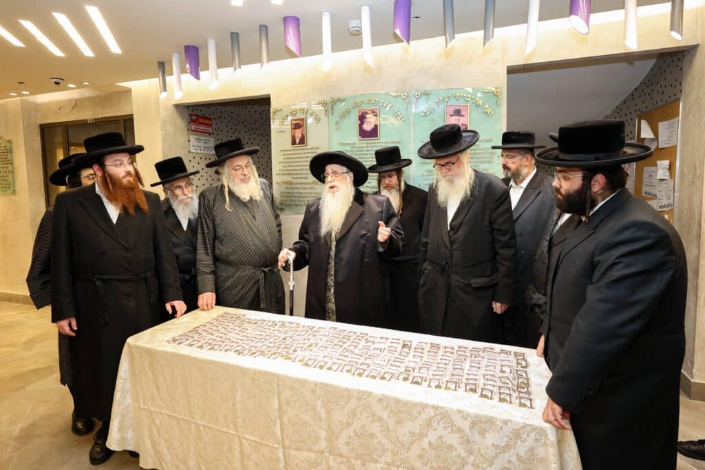 חיזוק ומטבעות לחנוכה: האדמו"ר מצאנז ביקר בבית לפליטות