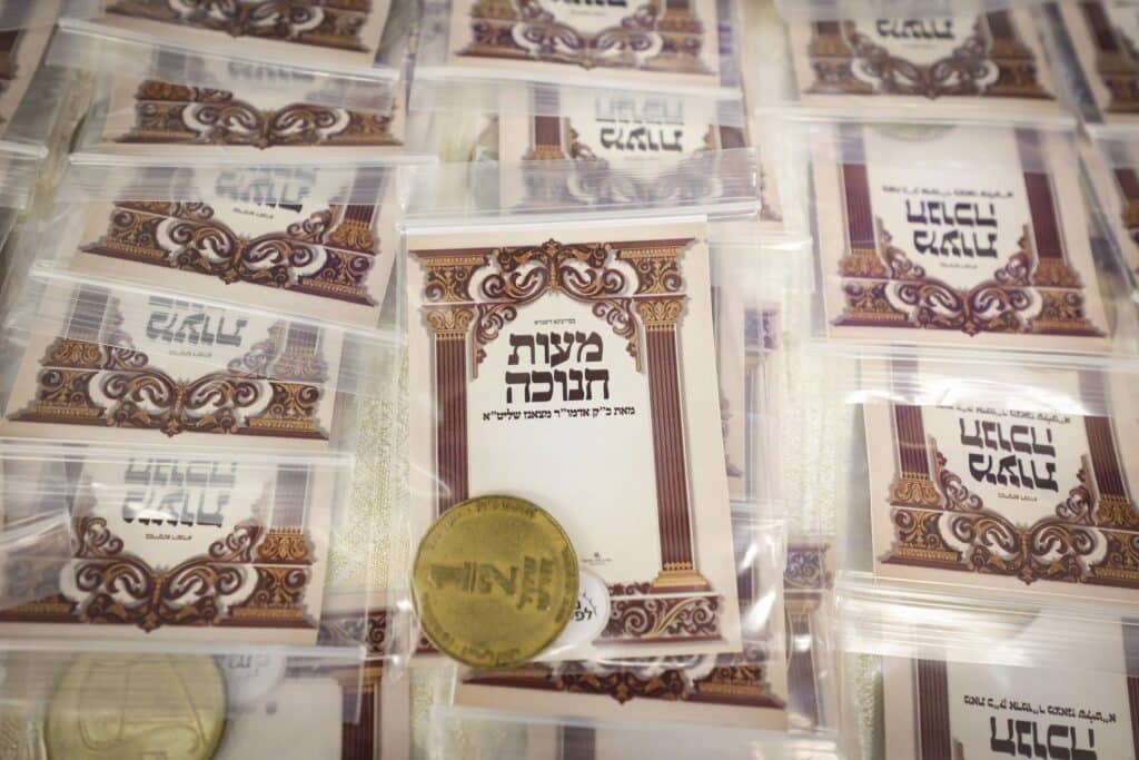 חיזוק ומטבעות לחנוכה: האדמו"ר מצאנז ביקר בבית לפליטות