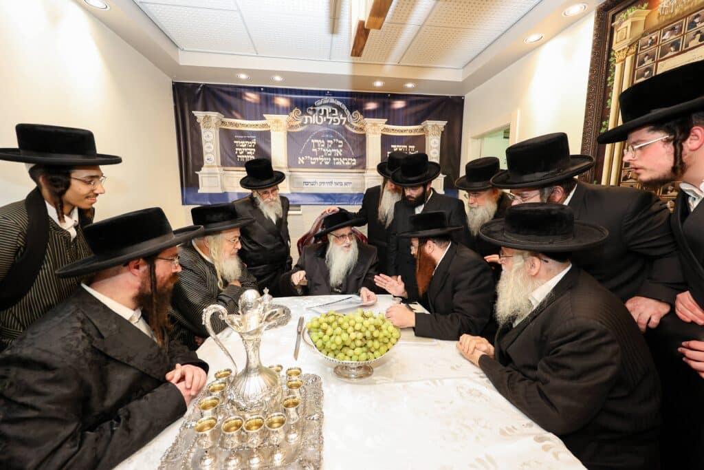 חיזוק ומטבעות לחנוכה: האדמו"ר מצאנז ביקר בבית לפליטות