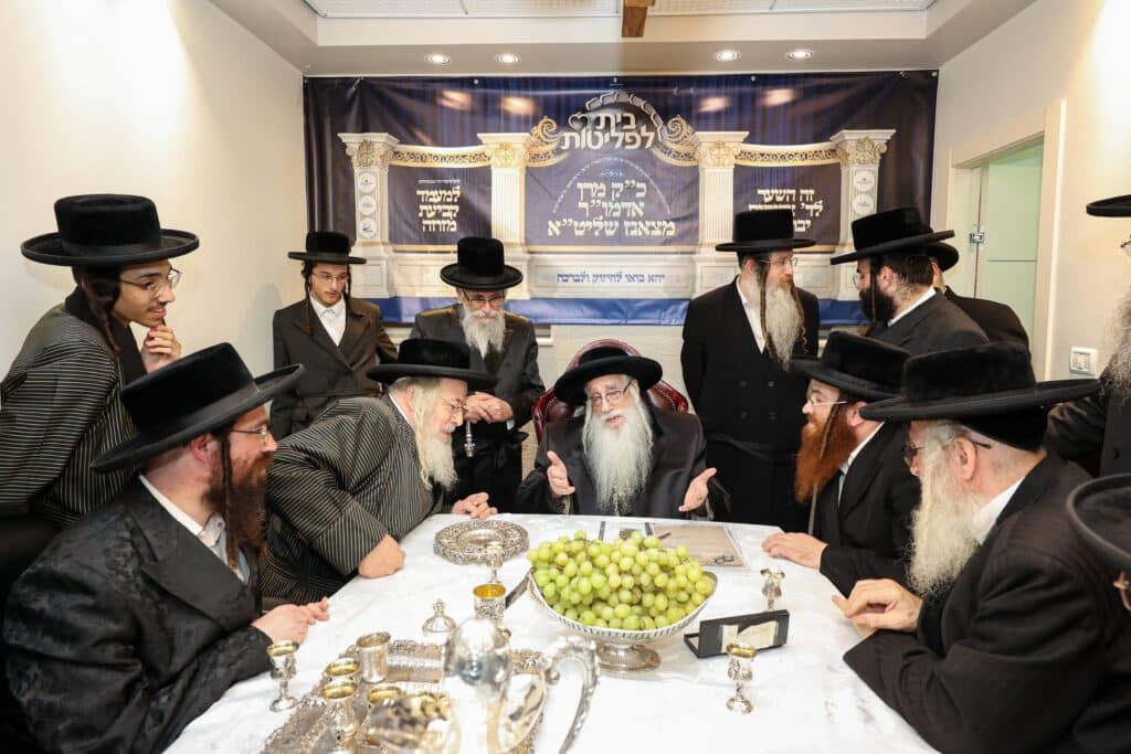 חיזוק ומטבעות לחנוכה: האדמו"ר מצאנז ביקר בבית לפליטות