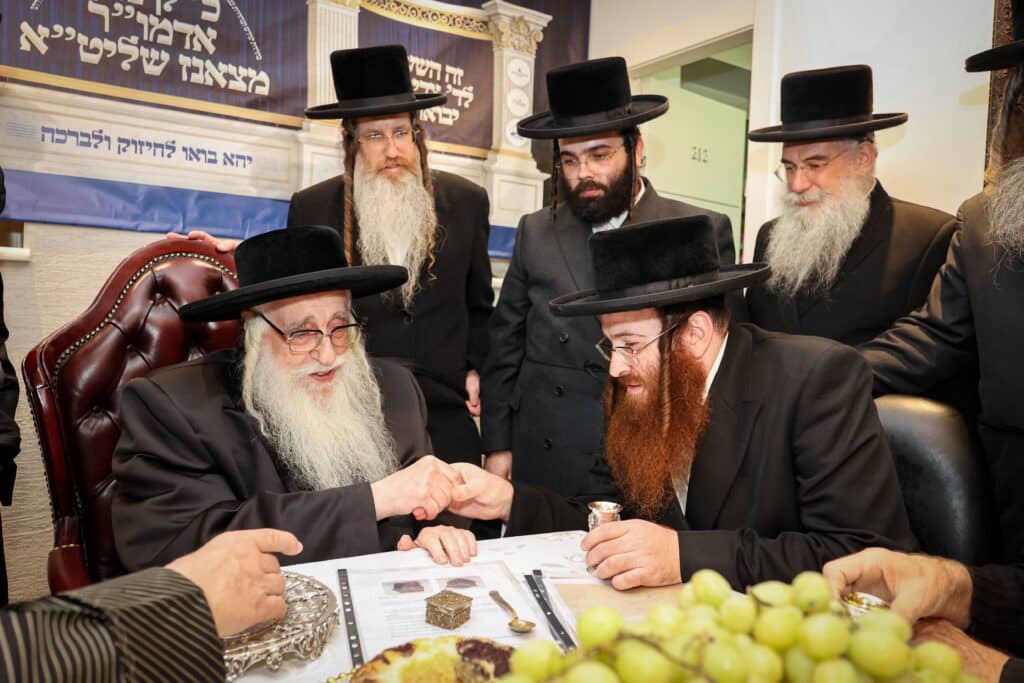 חיזוק ומטבעות לחנוכה: האדמו"ר מצאנז ביקר בבית לפליטות