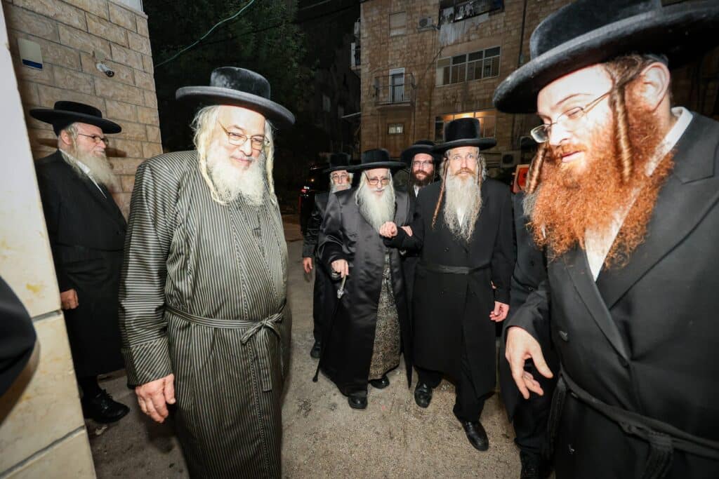 חיזוק ומטבעות לחנוכה: האדמו"ר מצאנז ביקר בבית לפליטות