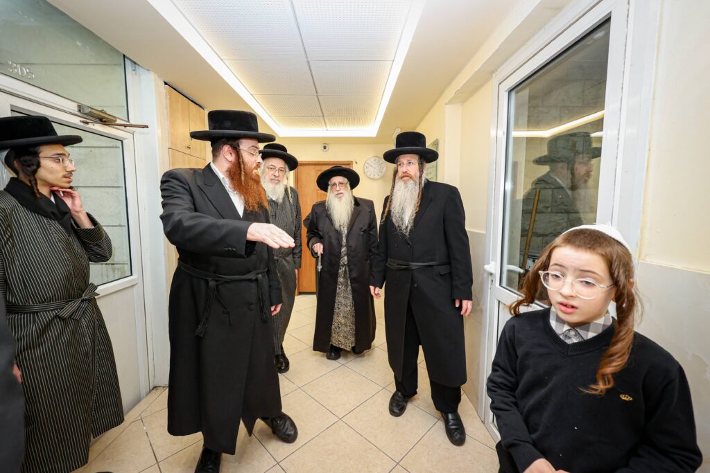 חיזוק ומטבעות לחנוכה: האדמו"ר מצאנז ביקר בבית לפליטות