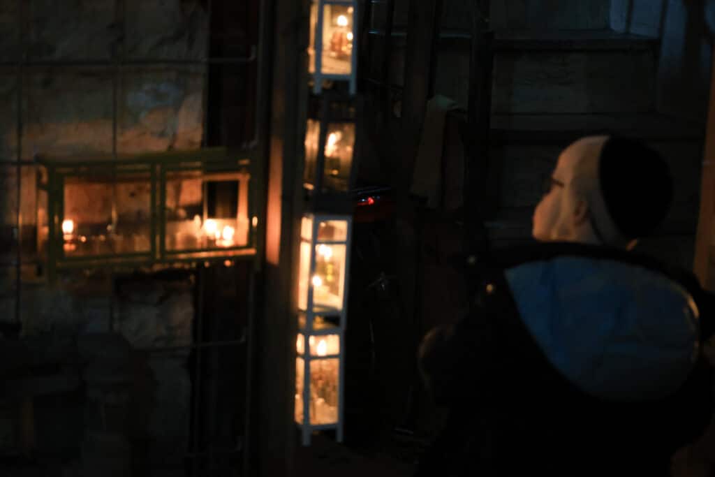 גלריה מרהיבה: במאה שערים הדליקו נר ראשון של חנוכה