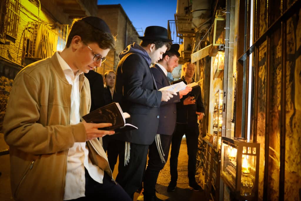 גלריה מרהיבה: במאה שערים הדליקו נר ראשון של חנוכה