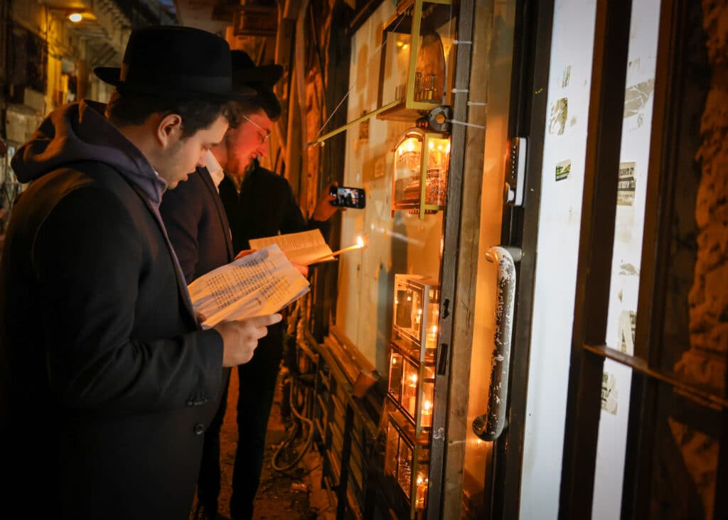 גלריה מרהיבה: במאה שערים הדליקו נר ראשון של חנוכה