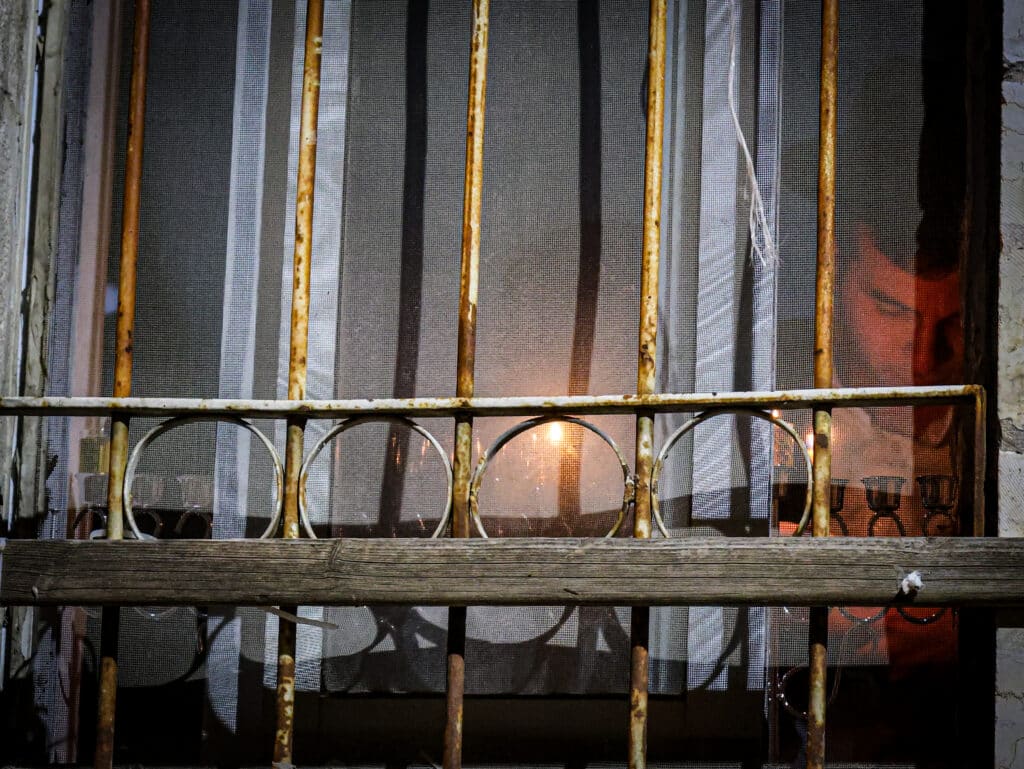 גלריה מרהיבה: במאה שערים הדליקו נר ראשון של חנוכה