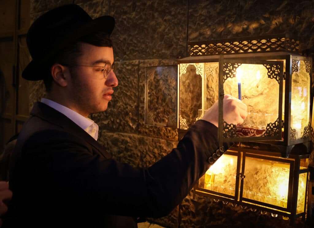 גלריה מרהיבה: במאה שערים הדליקו נר ראשון של חנוכה