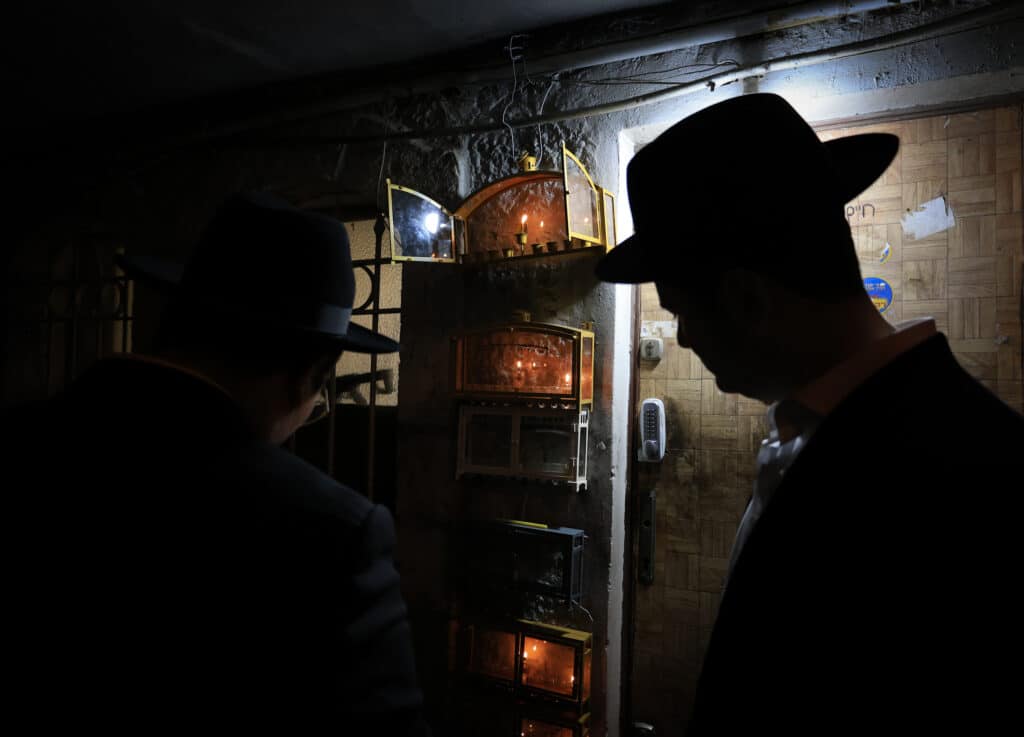 גלריה מרהיבה: במאה שערים הדליקו נר ראשון של חנוכה