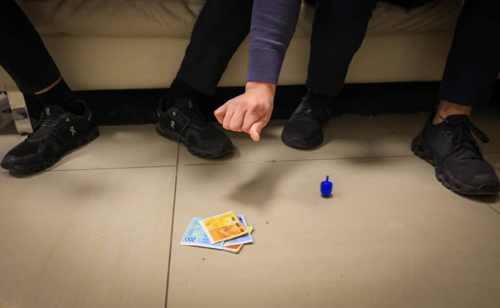 גלריה מרהיבה: במאה שערים הדליקו נר ראשון של חנוכה