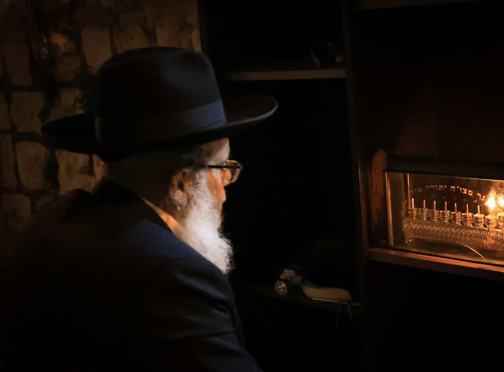 גלריה מרהיבה: במאה שערים הדליקו נר ראשון של חנוכה