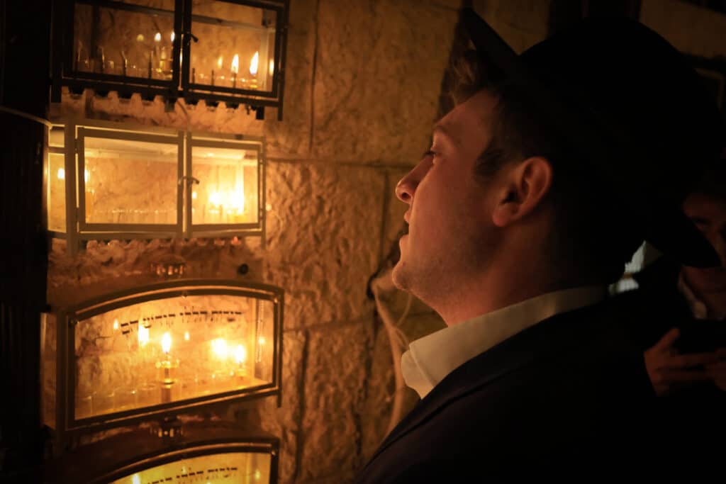 גלריה מרהיבה: במאה שערים הדליקו נר ראשון של חנוכה