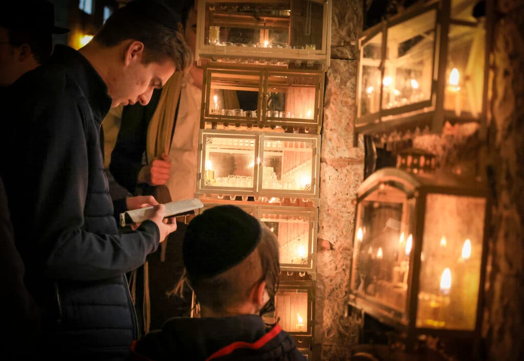 גלריה מרהיבה: במאה שערים הדליקו נר ראשון של חנוכה
