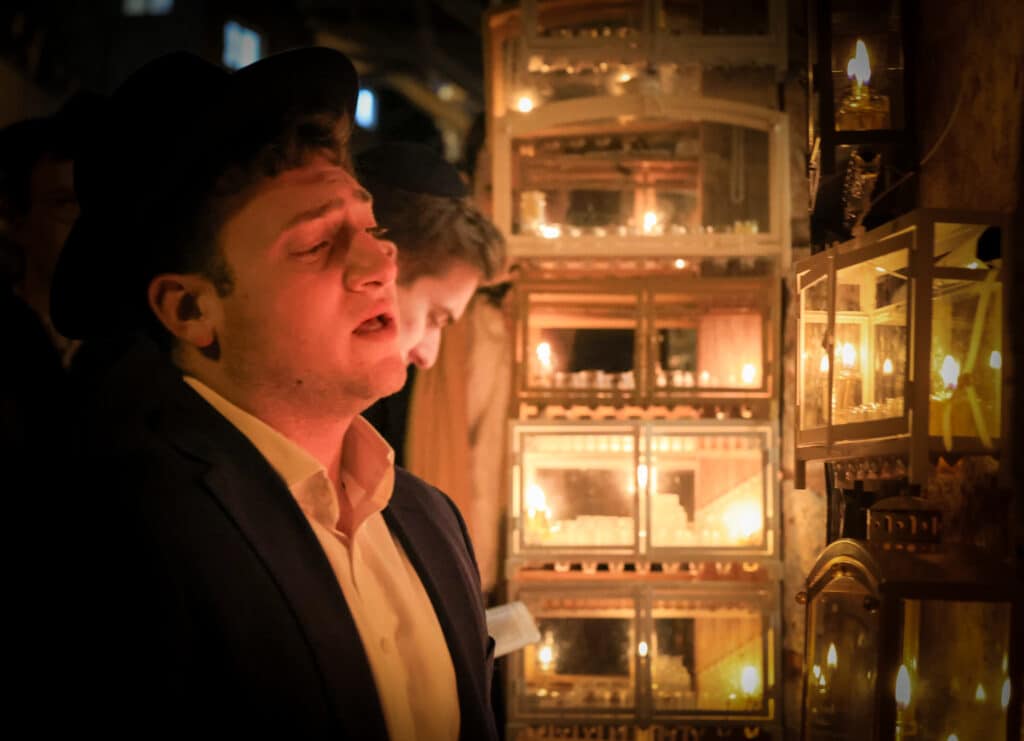 גלריה מרהיבה: במאה שערים הדליקו נר ראשון של חנוכה