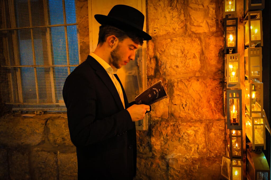גלריה מרהיבה: במאה שערים הדליקו נר ראשון של חנוכה