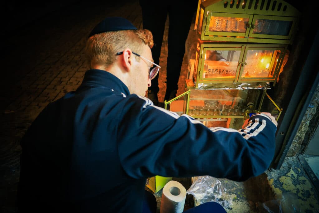 גלריה מרהיבה: במאה שערים הדליקו נר ראשון של חנוכה