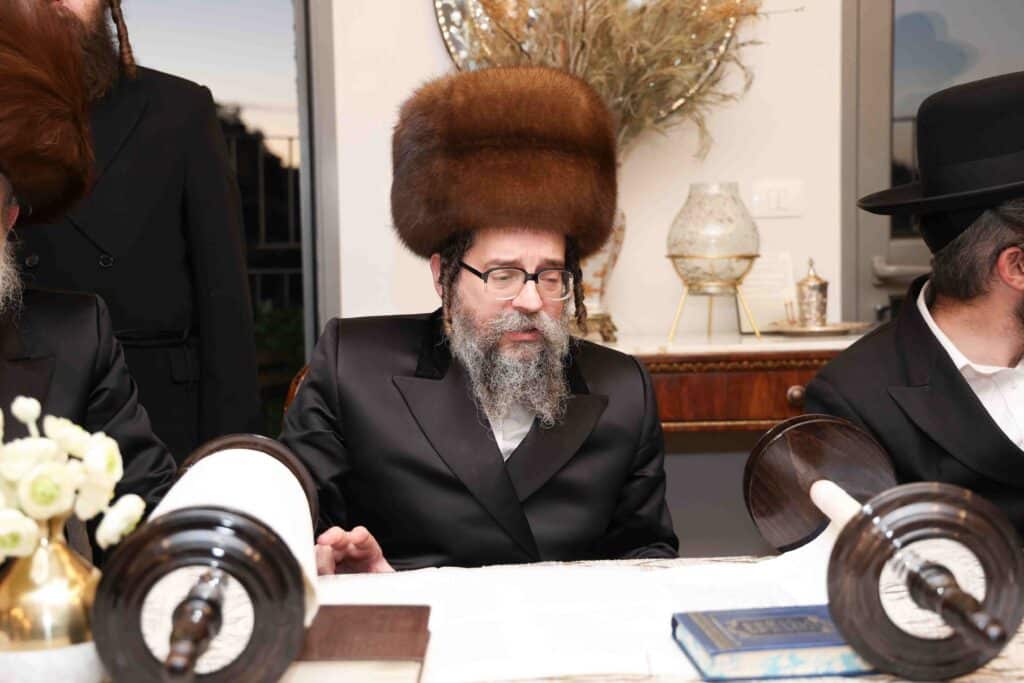 מאות חסידי סקולען ירושלים חגגו את הכנסת ספר התורה