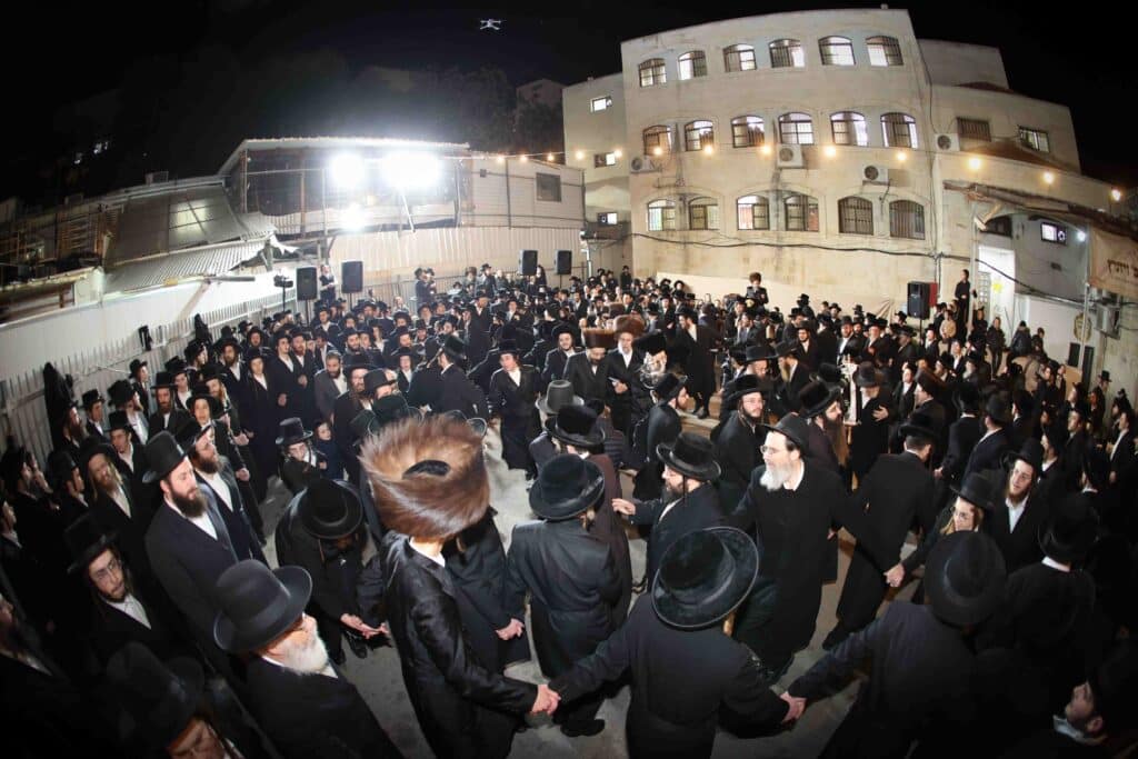 מאות חסידי סקולען ירושלים חגגו את הכנסת ספר התורה