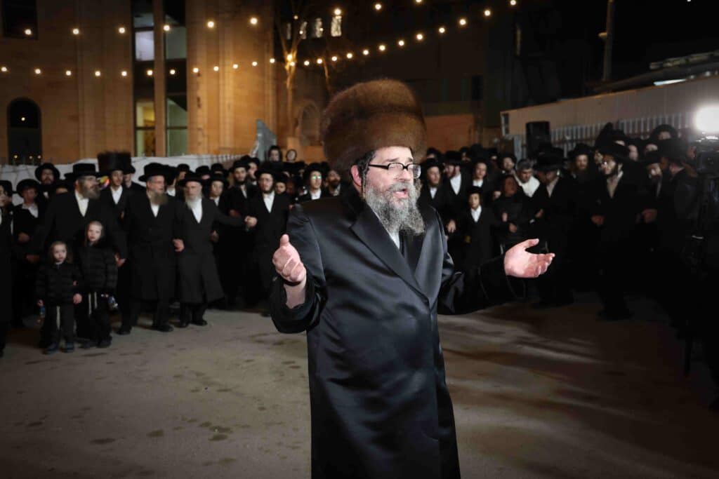 מאות חסידי סקולען ירושלים חגגו את הכנסת ספר התורה