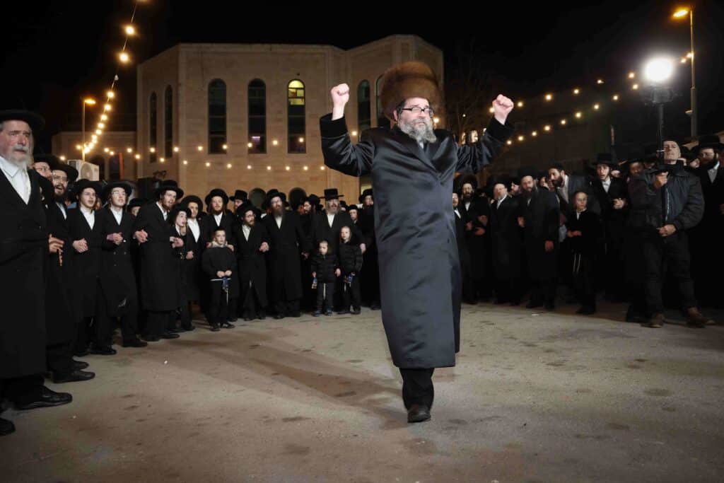 מאות חסידי סקולען ירושלים חגגו את הכנסת ספר התורה