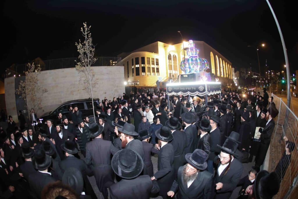 מאות חסידי סקולען ירושלים חגגו את הכנסת ספר התורה