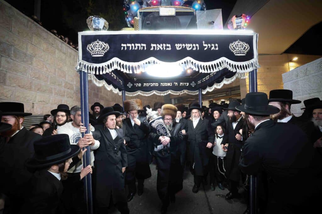 מאות חסידי סקולען ירושלים חגגו את הכנסת ספר התורה