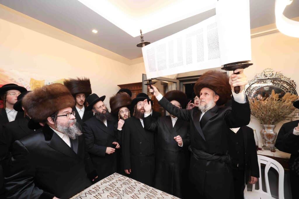מאות חסידי סקולען ירושלים חגגו את הכנסת ספר התורה