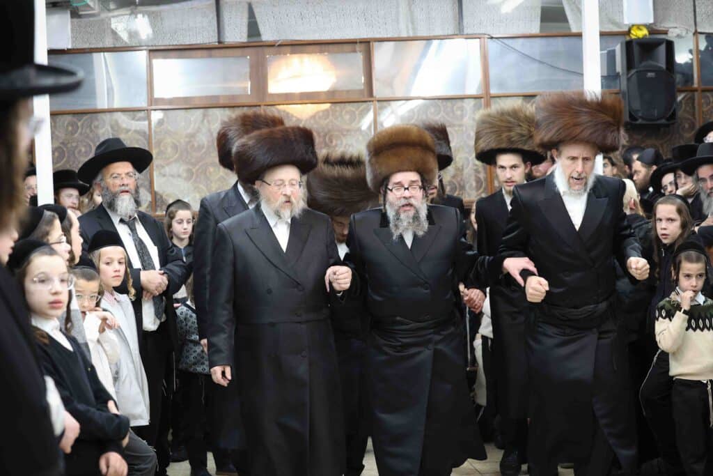 מאות חסידי סקולען ירושלים חגגו את הכנסת ספר התורה