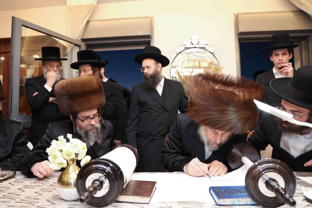 מאות חסידי סקולען ירושלים חגגו את הכנסת ספר התורה