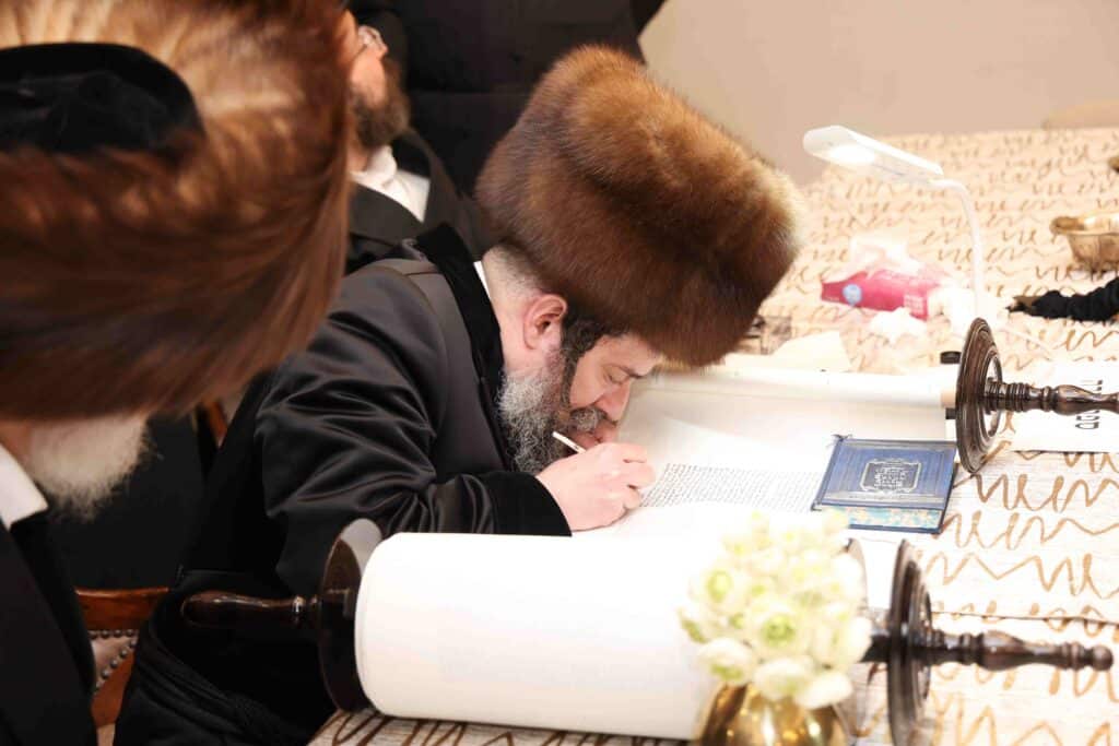 מאות חסידי סקולען ירושלים חגגו את הכנסת ספר התורה