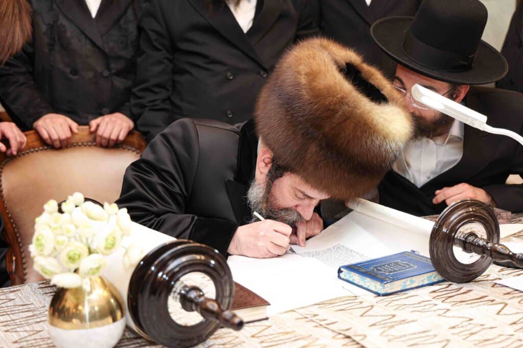 מאות חסידי סקולען ירושלים חגגו את הכנסת ספר התורה