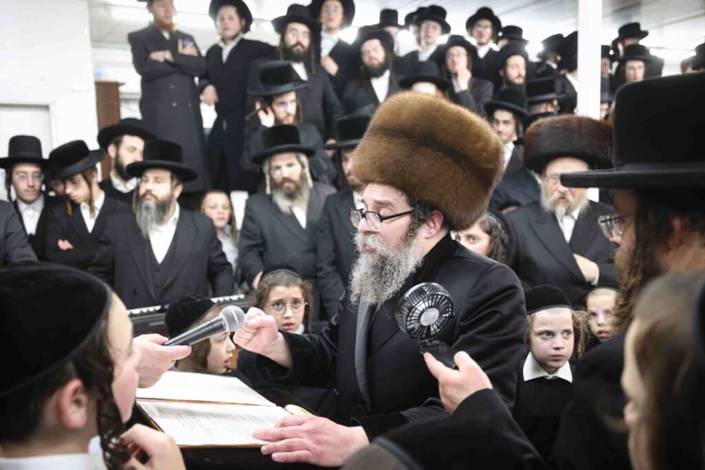 מאות חסידי סקולען ירושלים חגגו את הכנסת ספר התורה