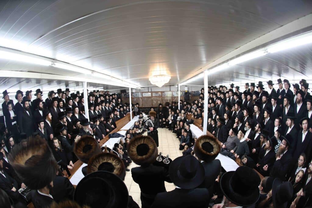 מאות חסידי סקולען ירושלים חגגו את הכנסת ספר התורה