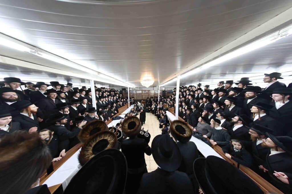 מאות חסידי סקולען ירושלים חגגו את הכנסת ספר התורה