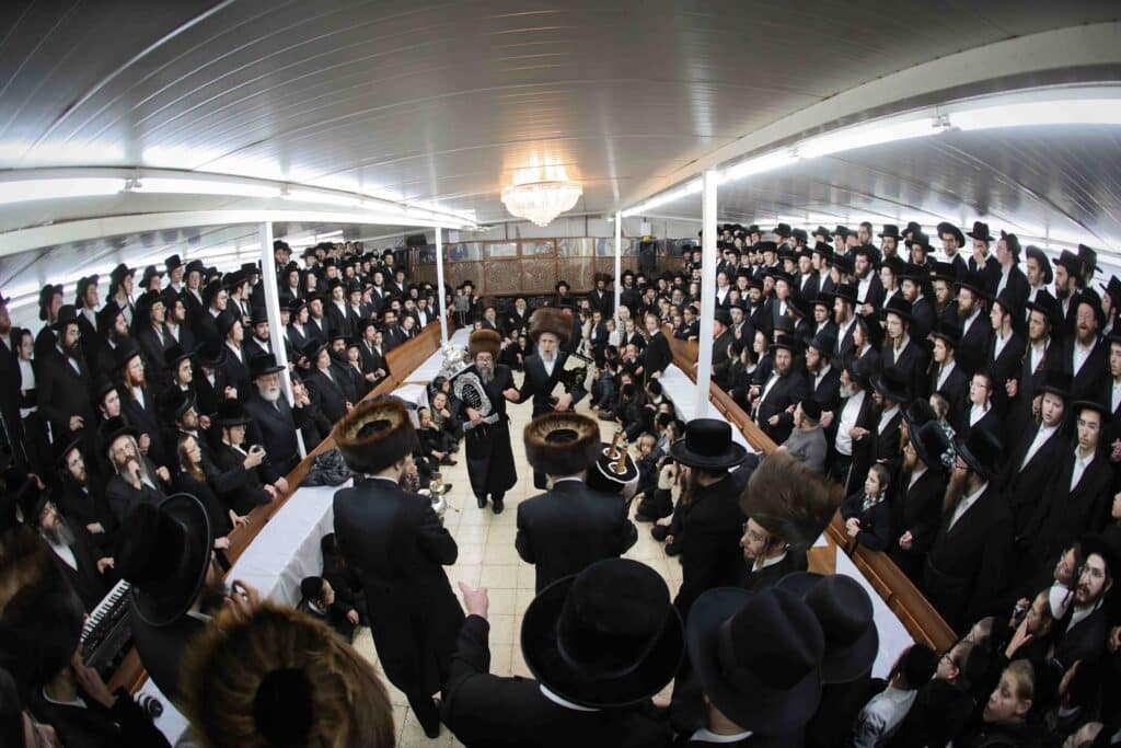 מאות חסידי סקולען ירושלים חגגו את הכנסת ספר התורה