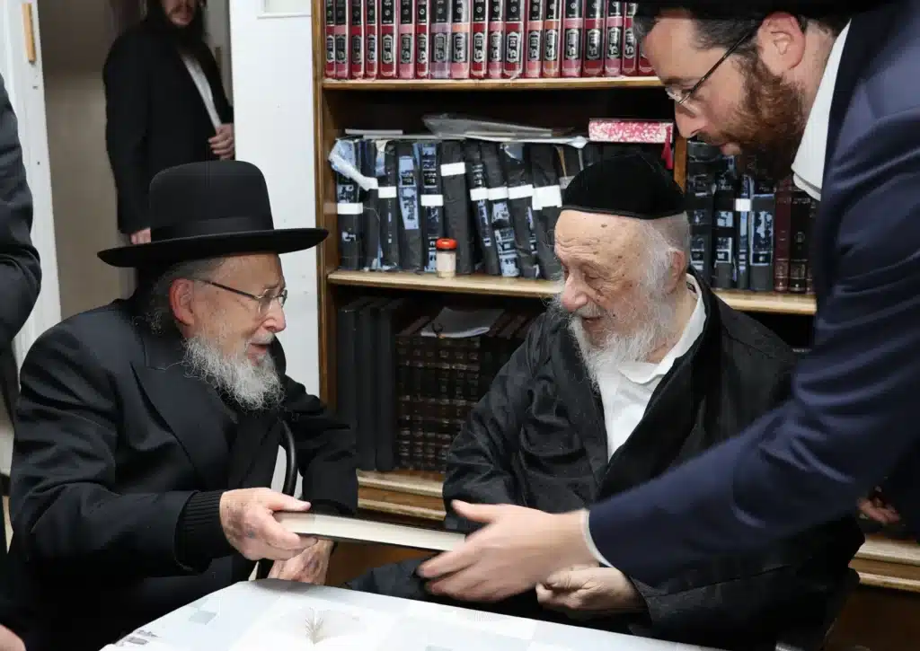 המחבר רבי צבי נפתלי מרגלית שליט"א הגיש את ספרו החדש לגדולי ישראל המחבר רבי צבי נפתלי מרגלית שליט"א הגיש את ספרו החדש לגדולי ישראל