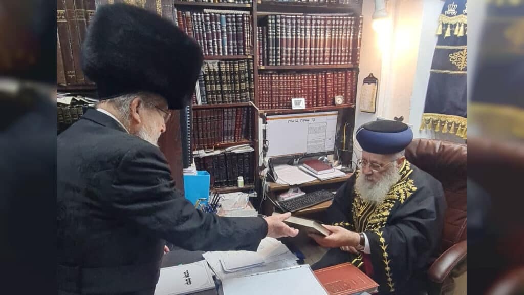 המחבר רבי צבי נפתלי מרגלית שליט"א הגיש את ספרו החדש לגדולי ישראל המחבר רבי צבי נפתלי מרגלית שליט"א הגיש את ספרו החדש לגדולי ישראל