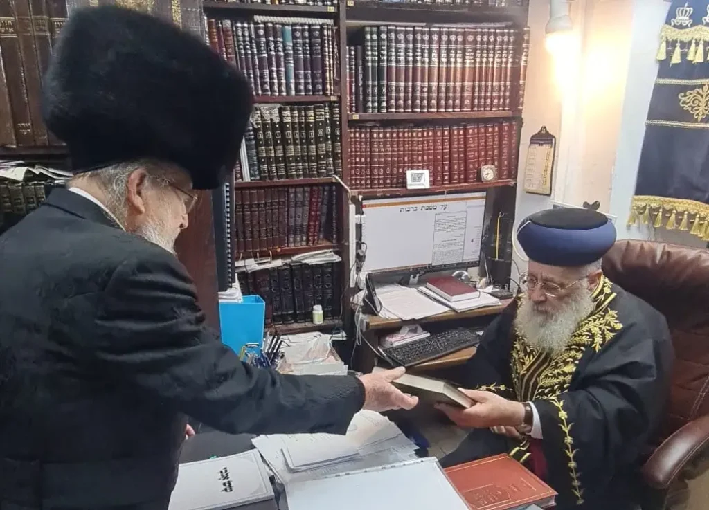 המחבר רבי צבי נפתלי מרגלית שליט"א הגיש את ספרו החדש לגדולי ישראל המחבר רבי צבי נפתלי מרגלית שליט"א הגיש את ספרו החדש לגדולי ישראל