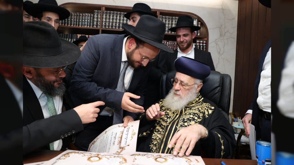 הראשל"צ העניק תעודות לרבני בית ההוראה תפארת וגדולה