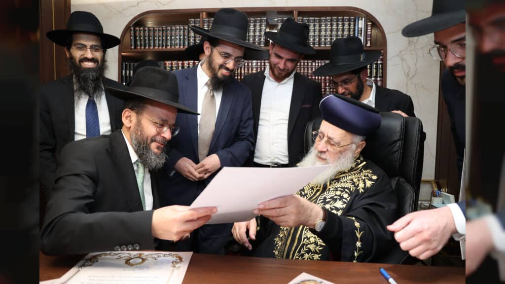 הראשל"צ העניק תעודות לרבני בית ההוראה תפארת וגדולה