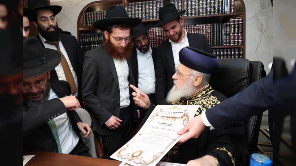 הראשל"צ העניק תעודות לרבני בית ההוראה תפארת וגדולה