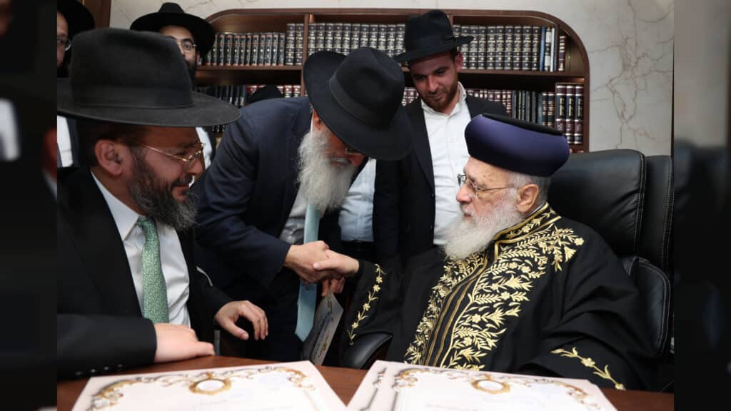 הראשל"צ העניק תעודות לרבני בית ההוראה תפארת וגדולה