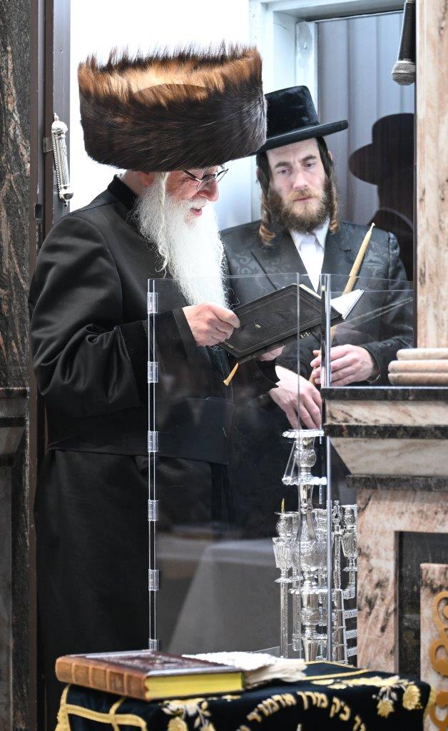 ליל א' של חנוכה בחצר הקודש צאנז