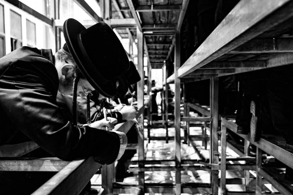 ליל א' של חנוכה בחצר הקודש צאנז