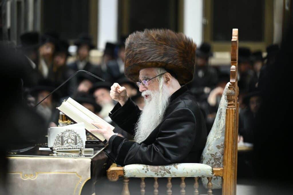 ליל א' של חנוכה בחצר הקודש צאנז