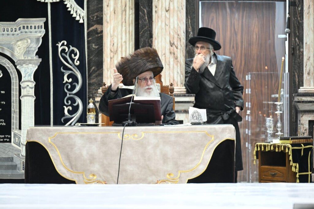 ליל א' של חנוכה בחצר הקודש צאנז