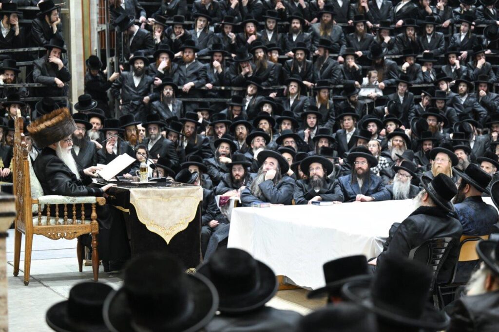 ליל א' של חנוכה בחצר הקודש צאנז