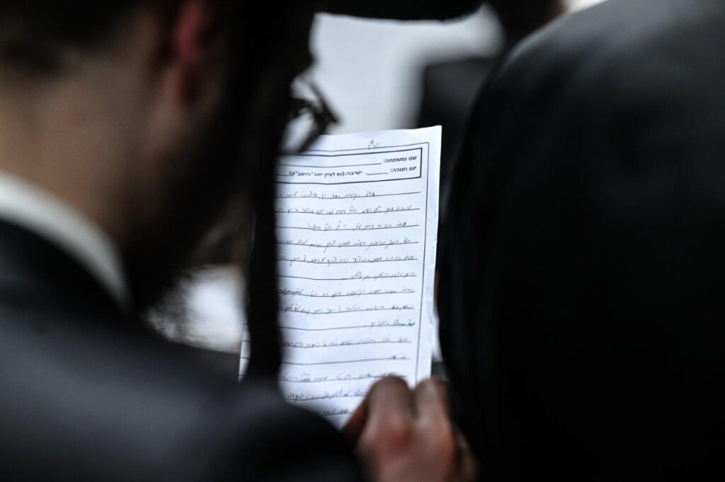 ליל א' של חנוכה בחצר הקודש צאנז