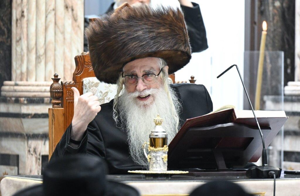 ליל א' של חנוכה בחצר הקודש צאנז